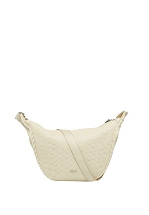 Hellbeige Schultertasche aus perforiertem Material, mit geschwungener Form, verstellbarem Tragegurt und Reißverschlussverschluss oben.