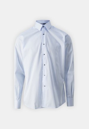 Világoskék ing, hosszú ujjakkal és gallérral. Az elején hét fekete gomb található, sima anyagból, amely ropogós textúrával rendelkezik.