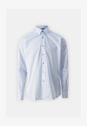 Camisa botão azul claro com mangas longas e colarinho. Apresenta sete botões pretos ao longo da frente, feita de um tecido liso com uma textura nítida.