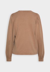 Camicia marrone a maniche lunghe in morbido tessuto, con scollatura rotonda, spalle a sbuffo e polsini a costine, dal design semplice e pulito.