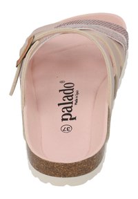 Sandale de plage rose clair avec semelle en liège, trois brides beiges et un accent métallique. Présente un lit de pied doux avec le logo de la marque imprimé à l'intérieur.
