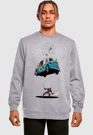 Grauer Sweatshirt mit einem Grafikmotiv eines Eiswagen, der über einer Figur mit Schwertern schwebt, in lebhaften Farben und Details.
