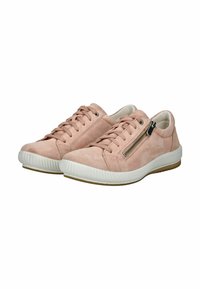 Baskets en suède rose à lacets avec fermeture éclair sur le côté, semelle en caoutchouc blanc, tige texturée et détails de coutures contrastantes.
