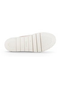 Suola di scarpa in gomma bianca con scanalature orizzontali e fasce, logo "Gabor" in rilievo, dotata di una superficie testurizzata per una maggiore aderenza.