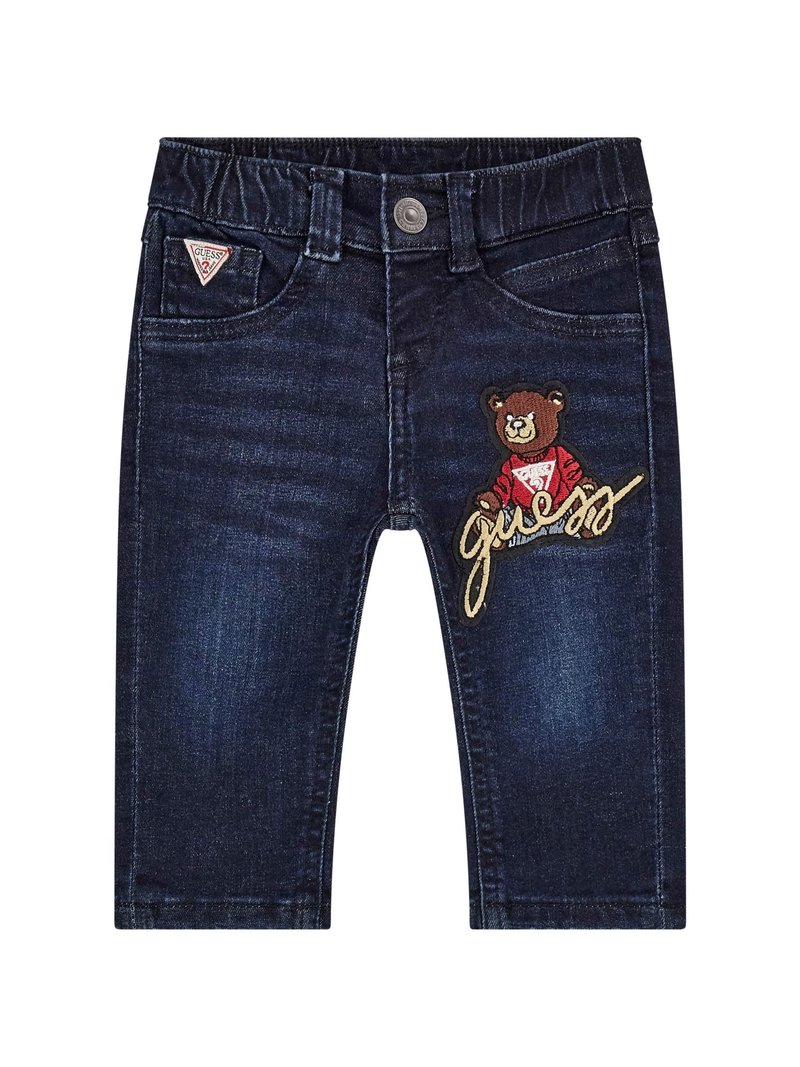 Jeans de mezclilla azul oscuro con un acabado texturizado, que presentan un oso bordado con un suéter rojo y el logotipo de "Guess". Diseño clásico de cinco bolsillos.