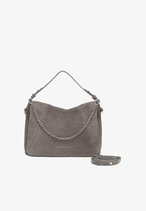 Graue Wildleder-Handtasche mit silberner Kettenhenkel, verfügt über ein Umschlagdesign und einen abnehmbaren Riemen, glatte Textur und minimalistische Akzente.