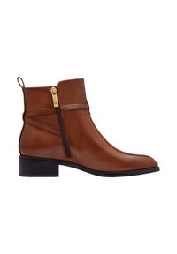 Bottine en cuir marron avec une finition lisse, fermeture éclair sur le côté et un petit talon empilé. Présente des coutures minimales et une languette à l'arrière.
