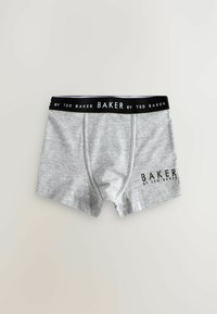 Sive bokserice s crnim elastikom u struku s bijelim natpisom. Logotip "BAKER by TED BAKER" s lijeve strane. Mekana tekstura.
