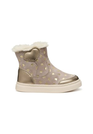 Børns beige vinterstøvle med guldhjerte mønstre, metalliske guld accenter, hvidt plysfor og hvid gummisål, sidevisning.