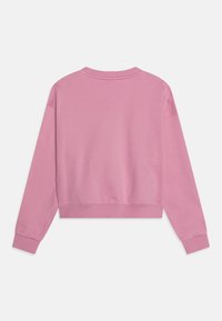 Sudadera corta rosa hecha de una tela suave. Presenta un cuello redondo y puños y dobladillo acanalados. Diseño liso con una textura suave.