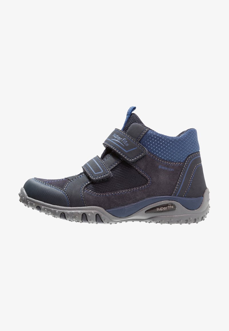 Bottine pour enfant bleu marine avec une finition texturée, comprenant des panneaux en mesh, des sangles ajustables et une semelle en caoutchouc antidérapante.