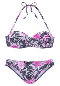 Bloemrijke bikini set met een zwarte basis en roze en paarse tropische prints. Gecapsuleerde cups en verstelbare banden verbeteren de pasvorm en comfort.