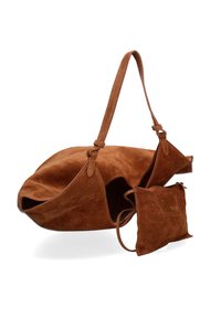 Bruine leren handtas met een zachte textuur, met een unieke vorm, lange hengsels en een kleine bijpassende pouch met een ritsverclosure.