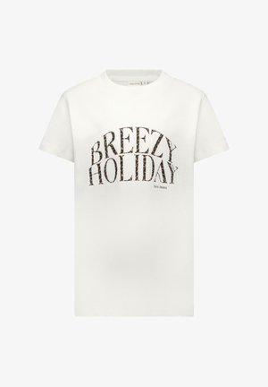 Wit T-shirt met korte mouwen en luipaardprint tekst "BREEZY HOLIDAY" met klein "Cars Jeans" logo daaronder aan de voorkant.