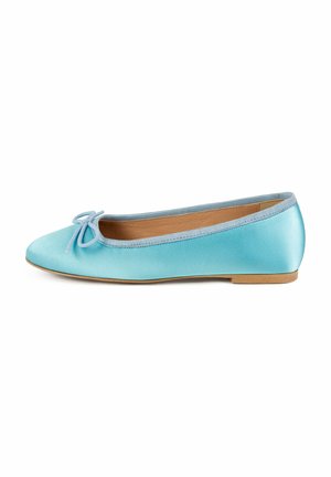Ballet flats en satin bleu clair avec un bout arrondi, ornées d'un petit nœud sur le dessus et d'une semelle plate en tan.