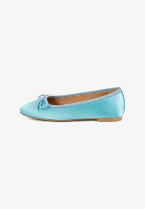 Ballet flats en satin bleu clair avec un bout arrondi, ornées d'un petit nœud sur le dessus et d'une semelle plate en tan.