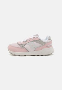 Zapatillas deportivas rosas con una parte superior de malla y ante, acentos grises, cordones blancos y suela texturizada. Presenta detalles de logotipos en los laterales.