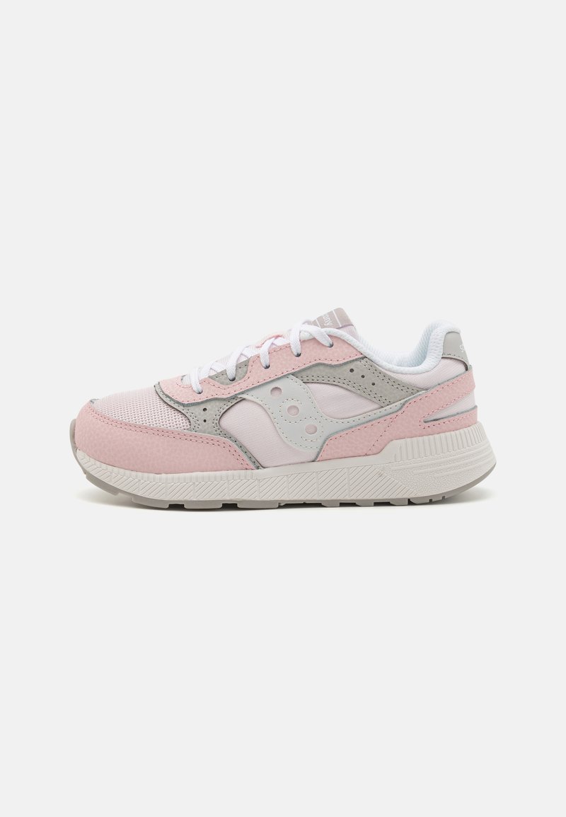 Zapatillas deportivas rosas con una parte superior de malla y ante, acentos grises, cordones blancos y suela texturizada. Presenta detalles de logotipos en los laterales.