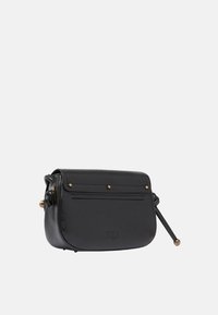 Borsa a tracolla in pelle nera con finiture in metallo dorato, forma curva, logo impresso e tasca anteriore piatta con cuciture decorative.