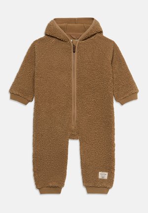 Brun, fnugget fleece babyheldragt med hætte, frontlynlås, lange ærmer og ribkant ved ærmerne, lagt fladt på hvid baggrund.