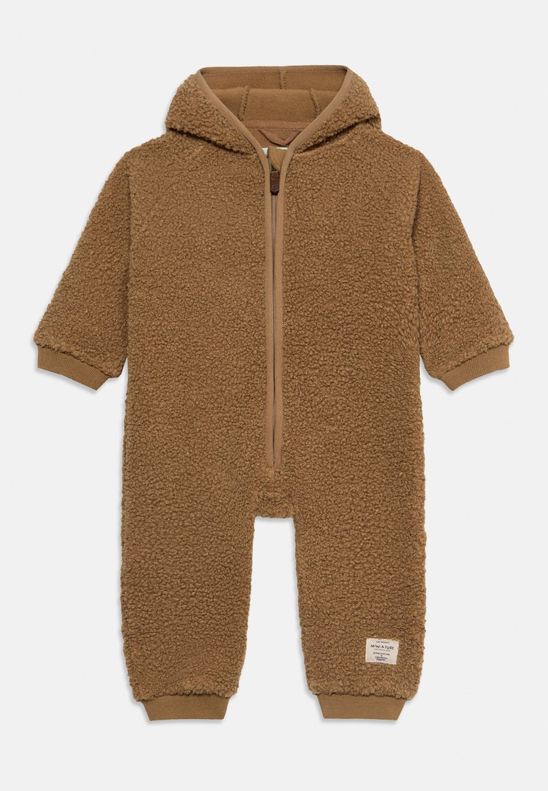 Combinaison bébé en polaire marron duveteuse avec capuche, fermeture éclair devant, manches longues et poignets côtelés, posée à plat sur fond blanc.