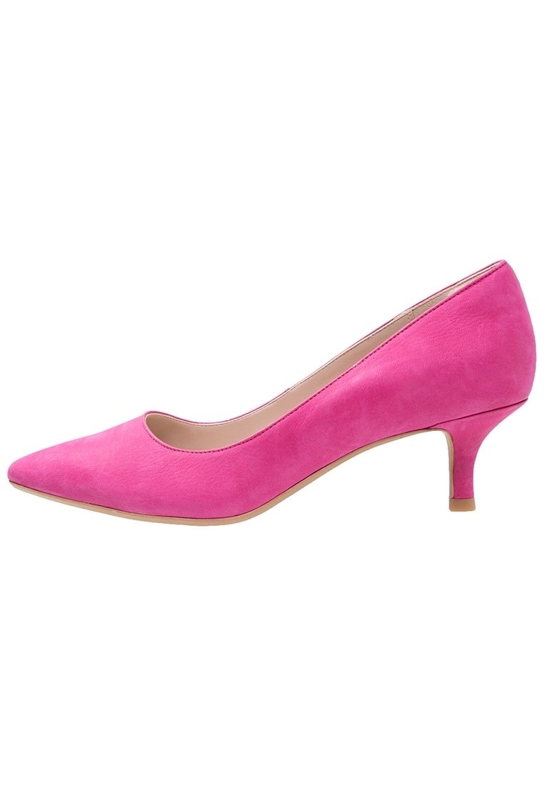 Escarpin en daim rose avec un bout pointu et un talon bas. Texture lisse, design minimaliste, et couleur unie sans motifs ni accents.