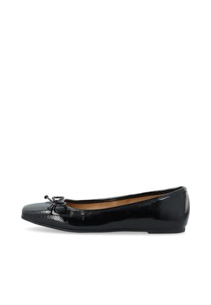 Zwarte gepatenteerde leren ballerina met een ronde neus, voorzien van een kleine strikaccent aan de voorkant, een glad oppervlak en een lage profielzool.