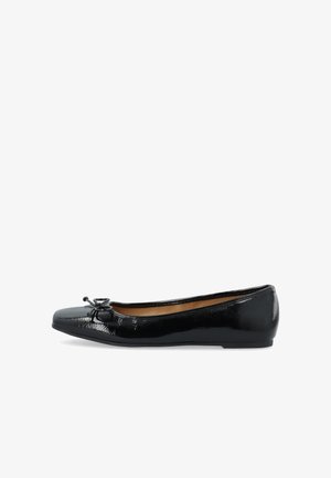 Ballerines en cuir verni noir avec un bout arrondi, dotées d'un petit nœud sur le devant, d'une surface lisse et d'une semelle basse.