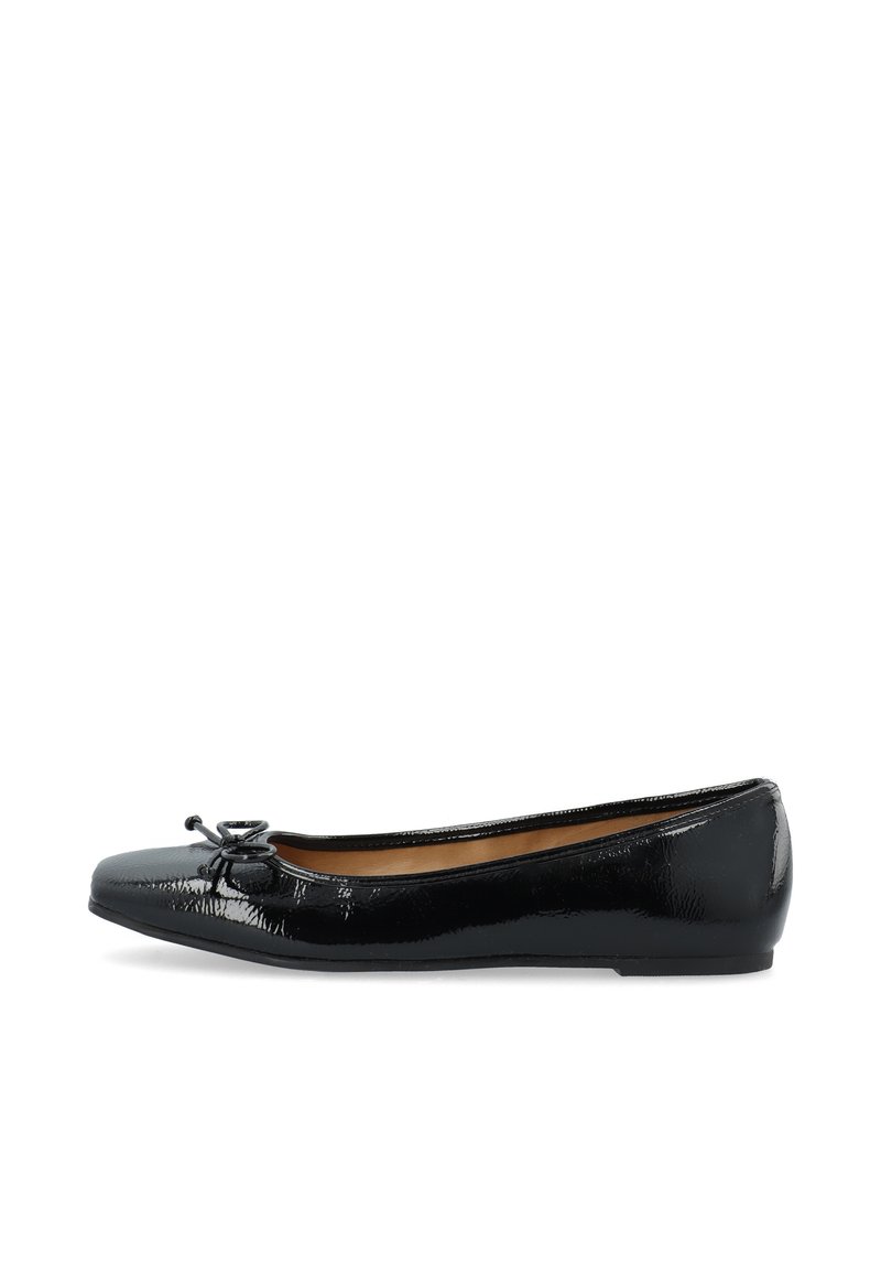 Schwarze Lackleder-Ballerinas mit runder Zehenpartie, ausgestattet mit einer kleinen Schleifenakzent auf der Vorderseite, glatter Oberfläche und flacher Sohle.