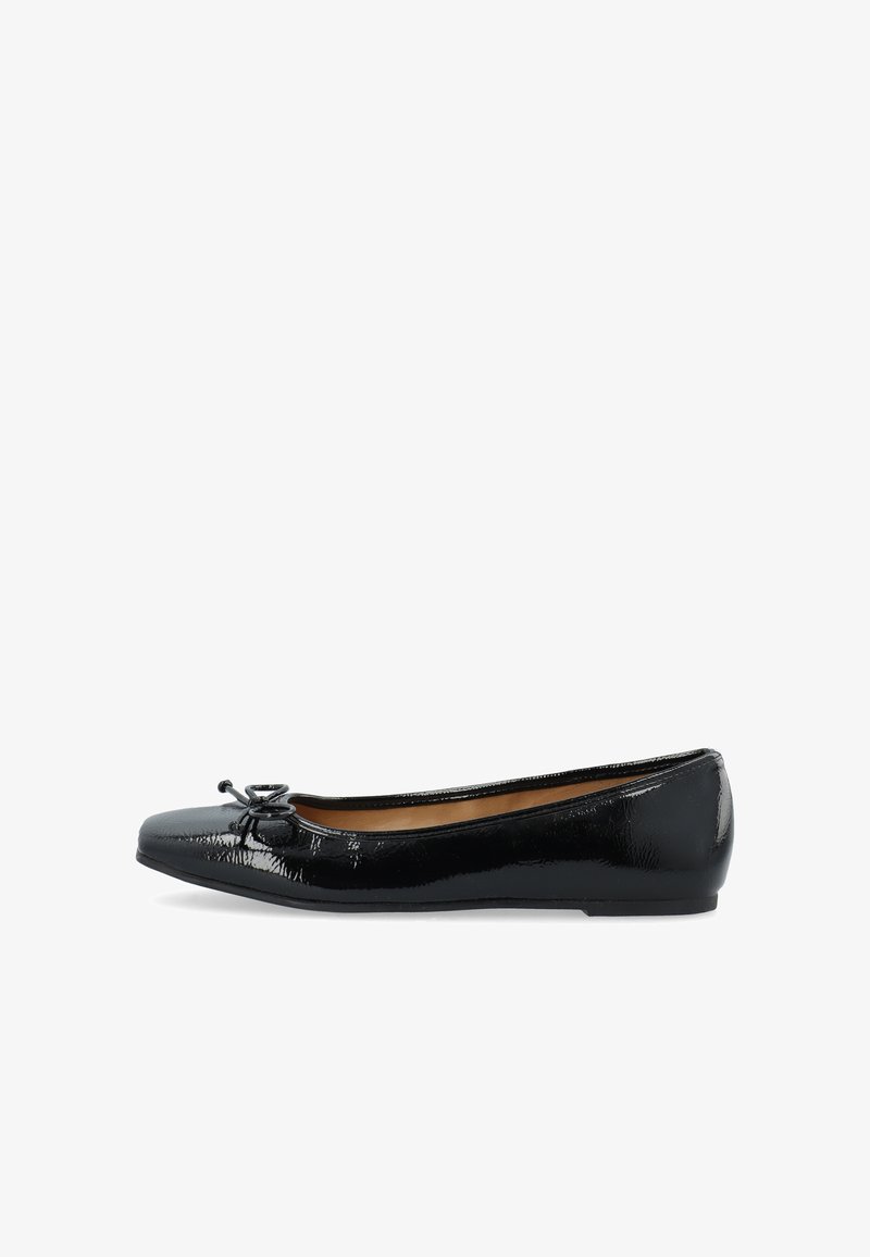 Ballerines en cuir verni noir avec un bout arrondi, dotées d'un petit nœud sur le devant, d'une surface lisse et d'une semelle basse.
