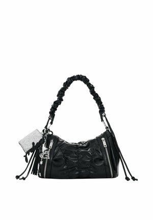 Čierna kabelka s nariaseným tvarovaním a stiahnutou rukoväťou, dvoma zvislými zipsami, strapcami a pripevnenými striebornými príveskami v tvare hviezdy a srdca.