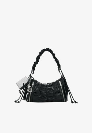 Mustast materjalist käekott, millel on kortsus käepide, kaks vertikaalset tõmblukku, tutid ning kinnitatud on hõbedased tähe- ja südamekujulised ripatsid.