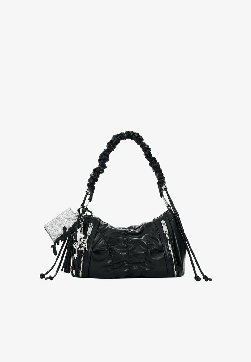 Fekete ráncolt kézitáska összegyűrt fogantyúval, két függőleges cipzárral, bojttal, valamint ezüst csillag és szív alakú medálokkal ellátva.