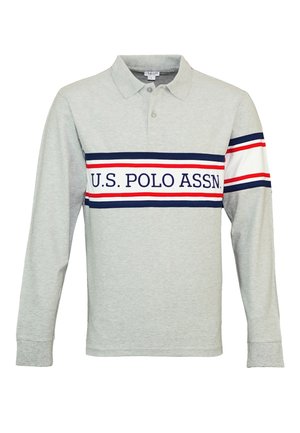 Polo a maniche lunghe grigio con colletto a coste, caratterizzato da un design a righe orizzontali in blu navy, rosso e bianco, e logo "U.S. POLO ASSN.".