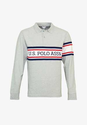 Graues Langarm-Polohemd mit geripptem Kragen, das ein horizontales Streifenmuster in Marineblau, Rot und Weiß sowie das Logo "U.S. POLO ASSN." zeigt.