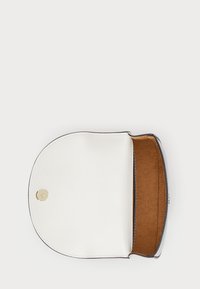 Borsa in pelle bianca di forma rotonda con chiusura a scatto. L'interno è foderato in suede marrone, con una texture liscia e senza motivi visibili.