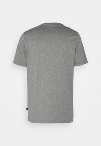 Grå kortærmet T-shirt lavet af bomuld, med rund hals og lige snit. Ingen synlige mønstre eller logoer på ryggen.