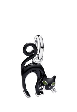 Ciondolo a forma di gatto nero con coda arricciata, occhi verdi e dettagli argentati appeso a un cerchio d'argento su sfondo bianco.