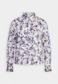 Blomstret langærmet skjorte i hvid med en række af blå, lilla og gule blomster, der har krave og knaplukning foran.