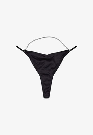 Czarny bikini dół z cienkimi paskami, gładką teksturą i minimalnym zakryciem. Posiada metalowy łańcuszek wzdłuż talii.