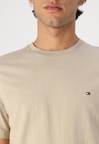 Tommy Hilfiger SEASONAL SOLID TEE - Basic T-shirt - sandalwood