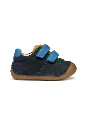 Blauwe en groene leren schoen met twee verstelbare klittenbandsluitingen, ronde neus en een rubberen zool. Kenmerkt zich door contrasterende stiksels en een gestructureerde afwerking.