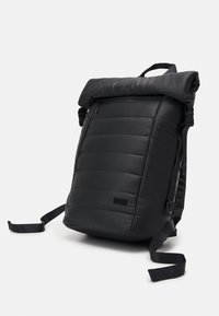 Sac à dos noir avec fermeture roulante, devant rembourré, bretelles ajustables et petite poche zippée, positionné en angle sur fond blanc.