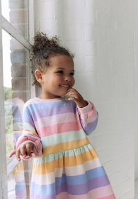 Farbenfrohes gestreiftes Kleid aus weichem Baumwollstoff. Enthält Pastelltöne von Rosa, Lila, Minzgrün und Gelb, mit einem gerafften Rock und langen Ärmeln.