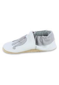 Witte leren schoen met een zilverkleurig accent op de bovenkant en een suède zool. Heeft zachte randen en een rond teenontwerp voor comfort.