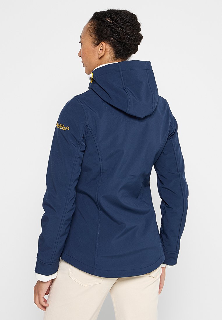 Marineblaue wasserfeste Jacke mit Kapuze. Ausgestattet mit elastischen Bündchen, Belüftung unter den Armen und einem gelben Akzent auf der Schulter. Glatte Textur.