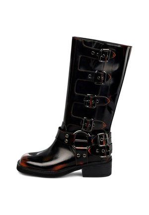 Zwarte kniehoge laarzen van lakleer met vijf verstelbare gespsluitingen en een platte zool, met een gladde, glanzende textuur.