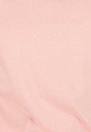 Tissu rose clair uni avec des plis doux et une texture subtile, éclairé de manière homogène sans autres objets ou éléments visibles.