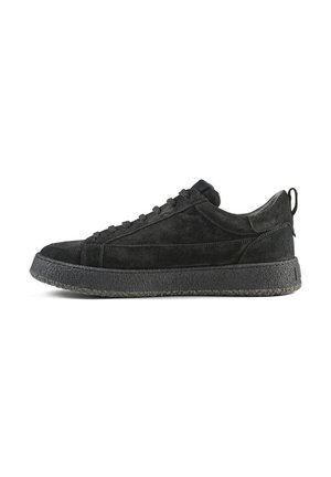 Zwarte suède sneaker met een textuur rubberen zool, vetersluiting aan de voorkant en een trekhaak achter. Heeft strakke lijnen en een low-profile ontwerp.