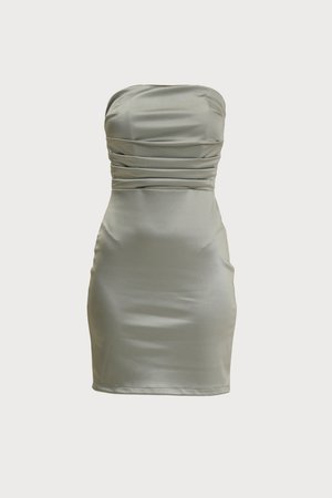 Vestido ajustado sin tirantes en satén verde claro, con detalles fruncidos en el busto, textura suave y largo mini.